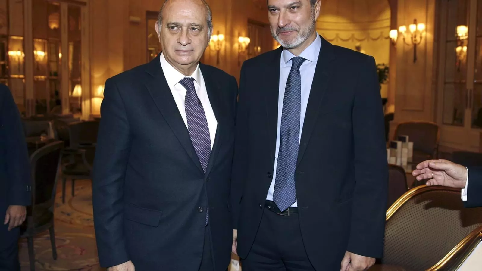 El ministre de l'Interior, Jorge Fernández Díaz, amb el president de Societat Civil Catalana, Josep Ramon Bosch (d), aquest dimecres a Madrid / EFE