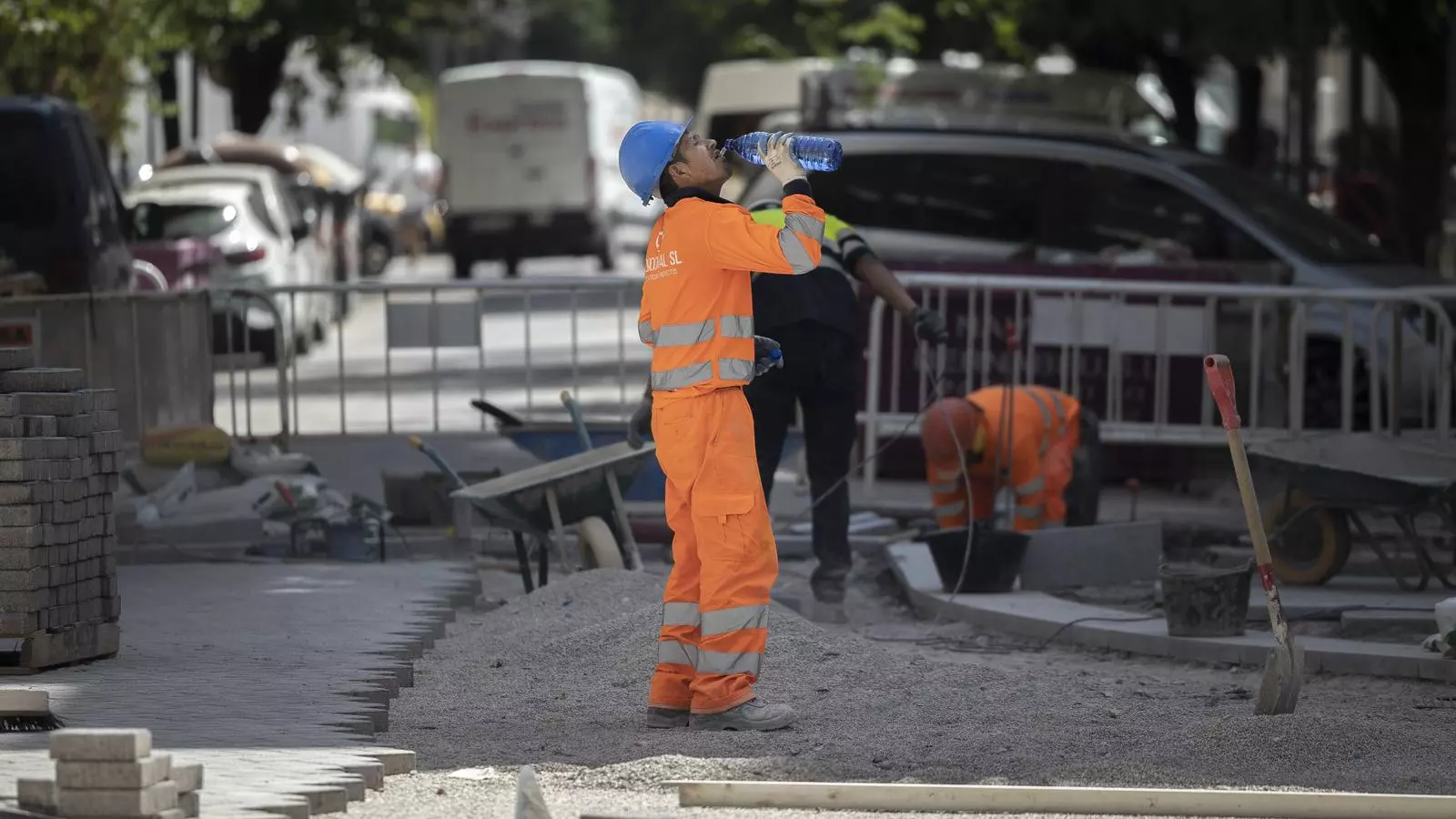 Un treballador de la construcció en una obra pública al carrer durant una onada de calor, a la ciutat de València