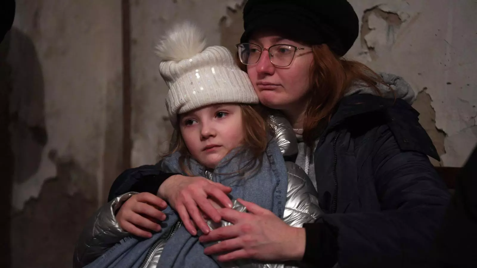 Una dona abraça la seva filla mentre es protegeixen de l'atac rus en un refugi antiaeri de Kíev.
