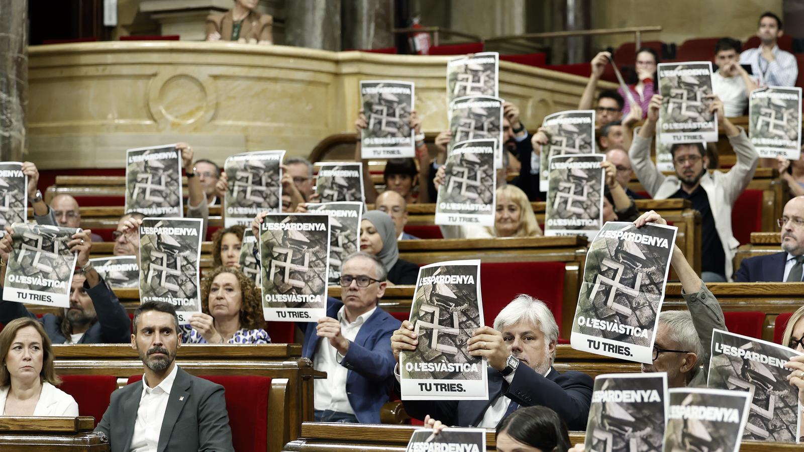 Deputies of Junts, ERC, Comuns and CUP exhibit anti-Nazi posters in defense of Companys