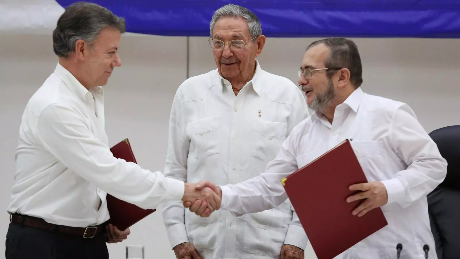 Salutació històrica entre el president de Colòmbia, Juan Manuel Santos, i el líder de les FARC, Timochenko
