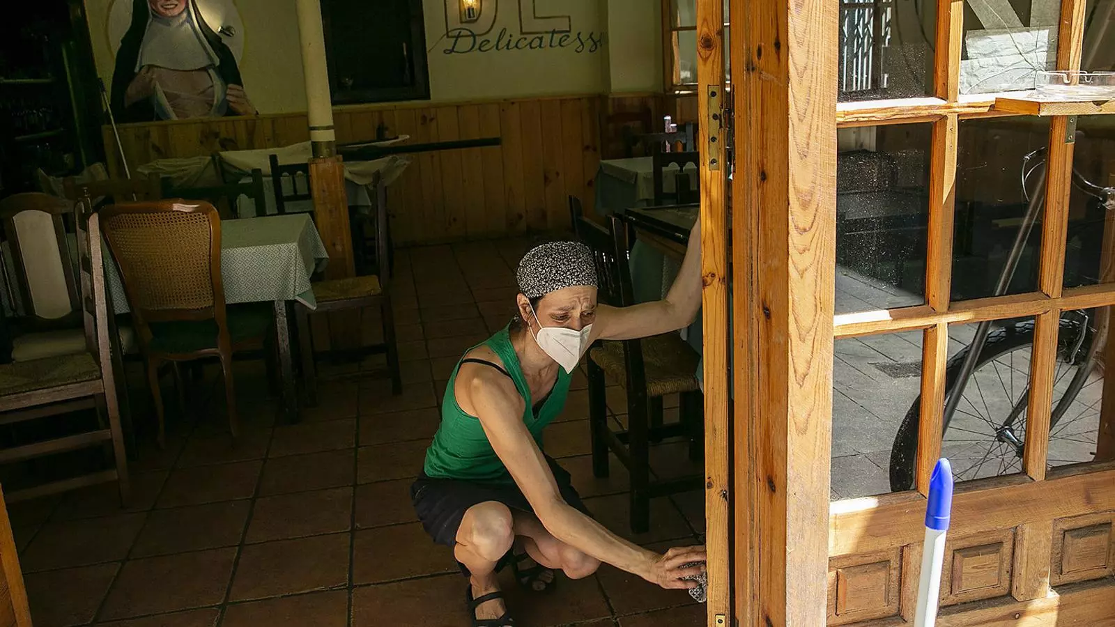 Un bar del barri de Sants de Barcelona fent els preparatius per obrir el negoci després de més de dos mesos de confinament.