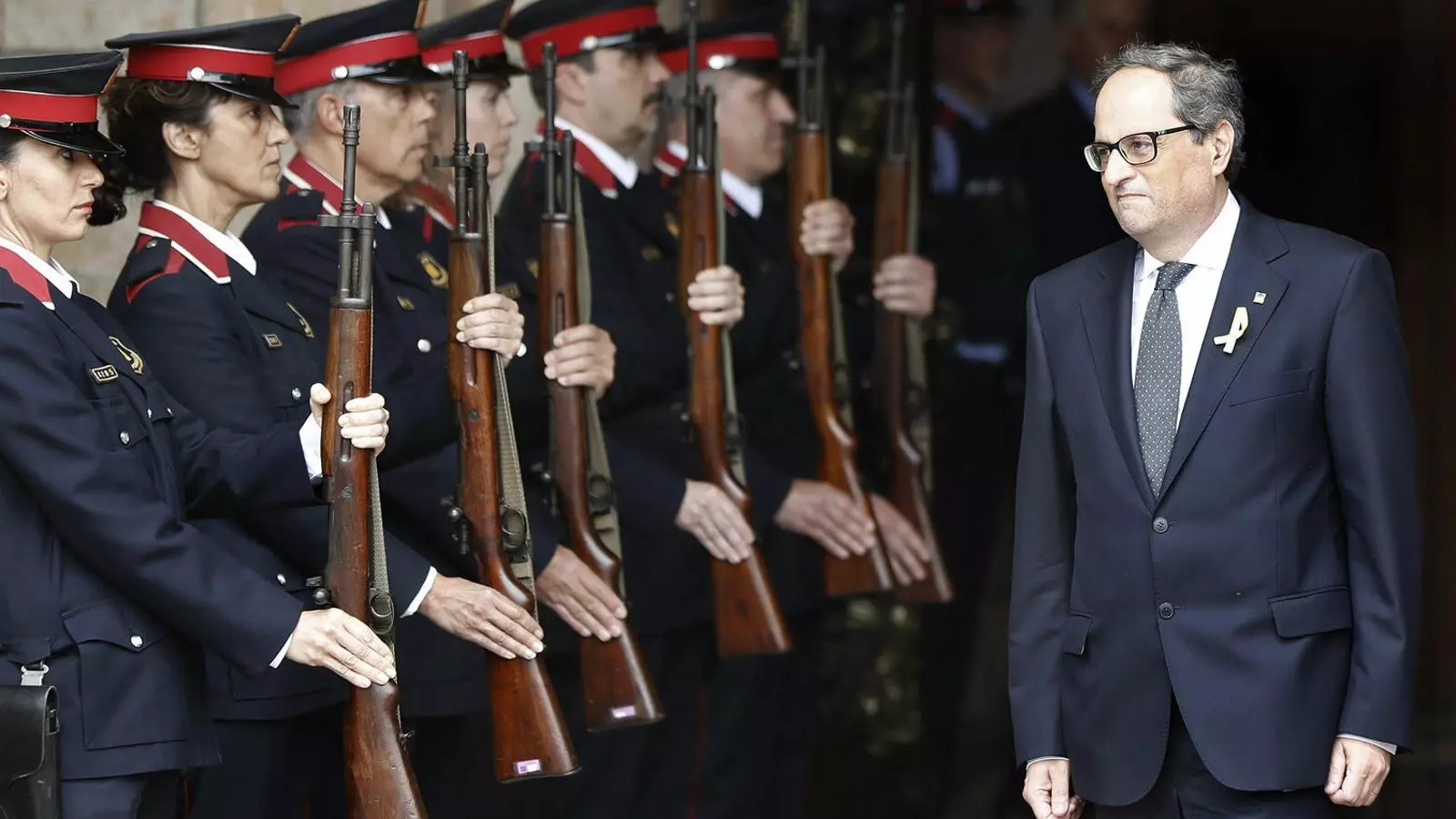 El president de la Generalitat, Quim Torra, amb agents dels Mossos amb l’uniforme de gala després de ser elegit pel Parlament.