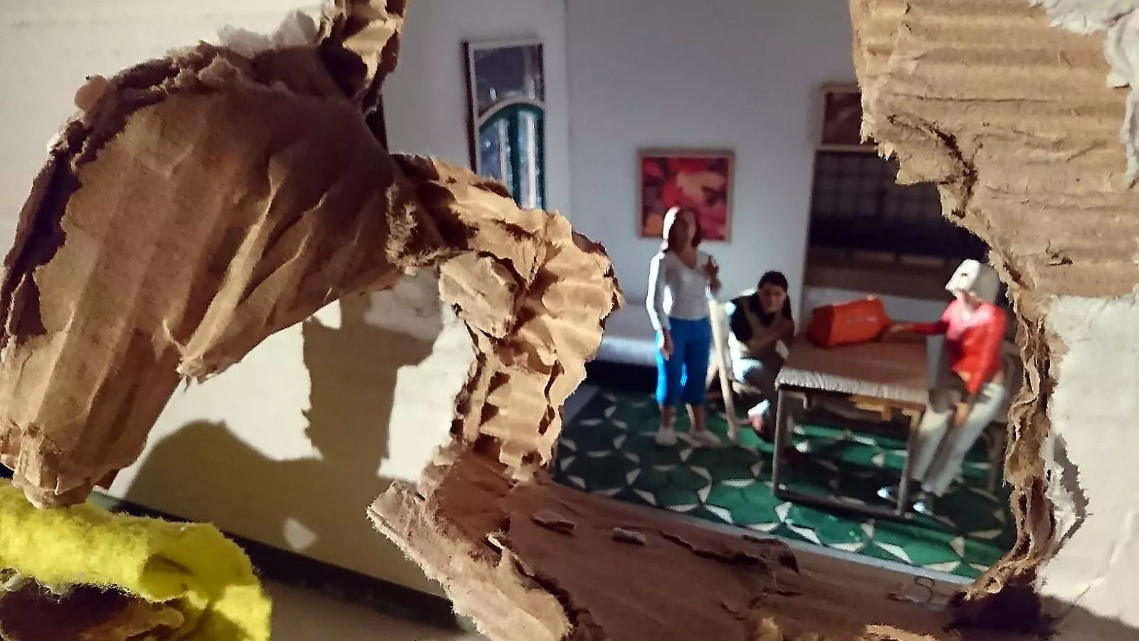 Pla-dur és un documental de ficció creat en directe amb maquetes, llums...