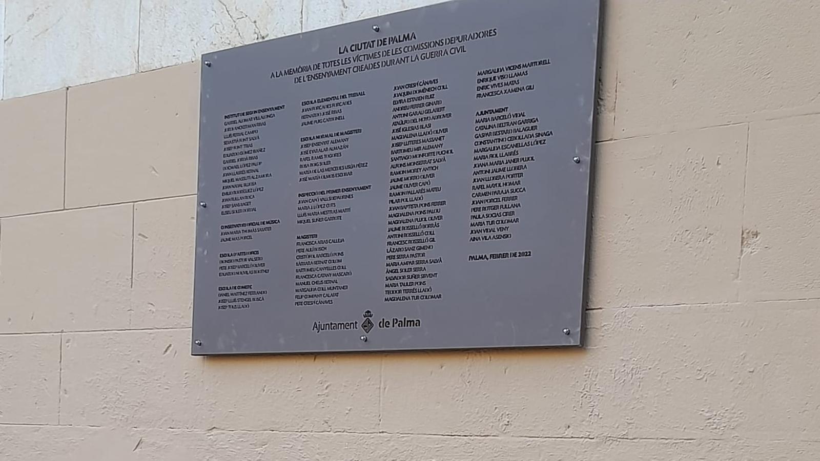 Placa en honor dels docents depurats pel franquisme