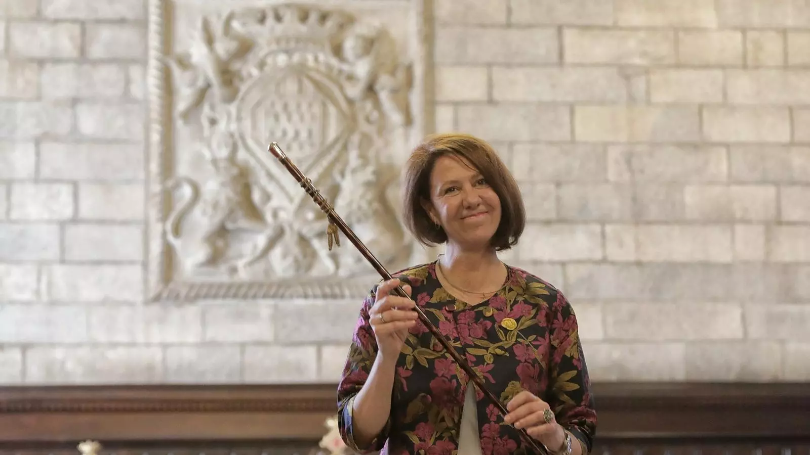 Marta Madrenas sostenint la vara d'alcaldessa aquest dissabte