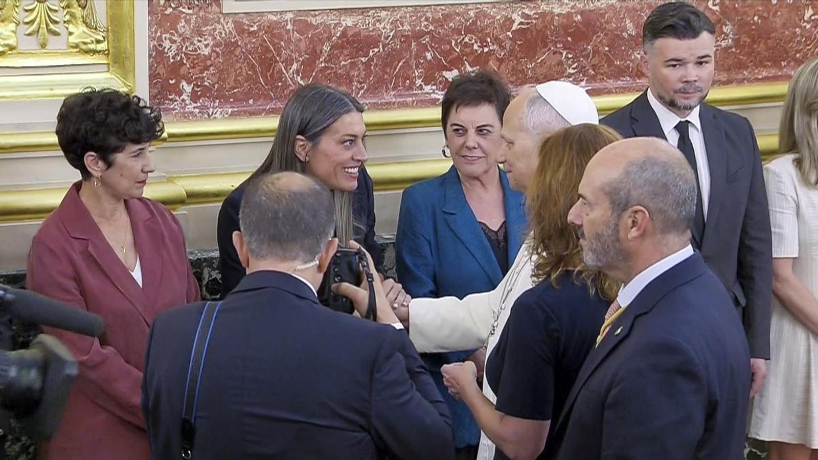 Video capture of the moment when the spokesperson for Junts in Congress, Miriam Nogueras, addressed the pope in English when he greeted her upon arriving at Congress to ask him to speak Catalan when he visits Catalonia, where he will travel tomorrow after concluding his agenda in Madrid.
