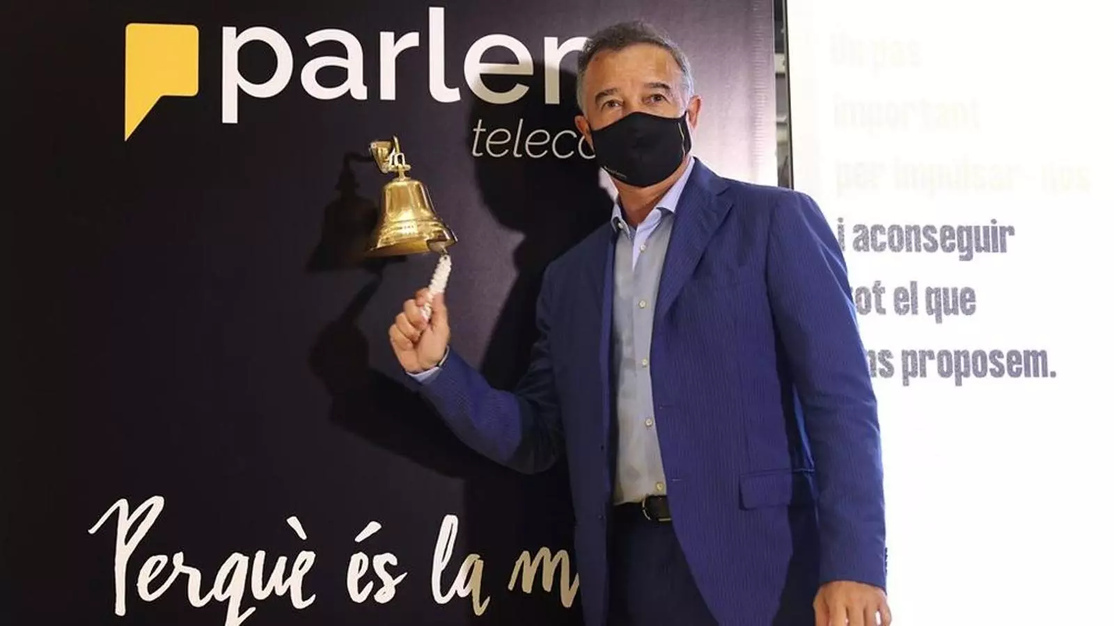 El fundador de Parlem, Ernest Pérez-Mas, durant el toc de campana per la sortida a borsa.