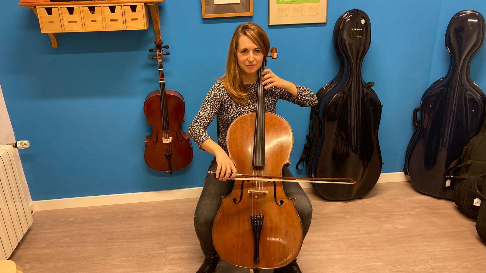 Silvia Serrano, a l'aula on fa les classes de violoncel.