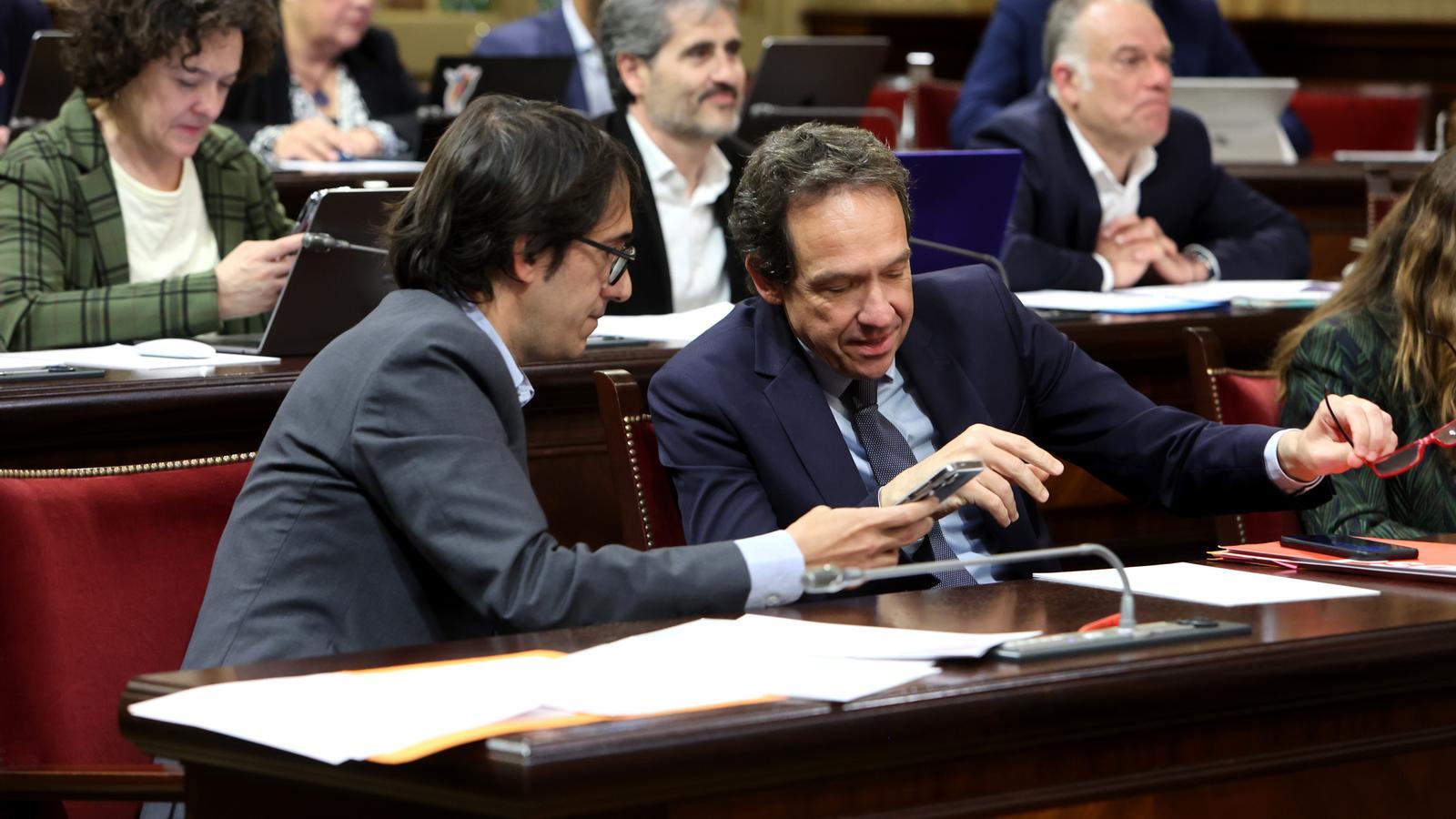 Los portavoces del PSIB en el Parlament, Iago Negueruela y Marc Pons, en una imagen de archivo.