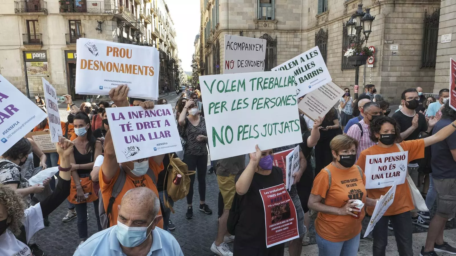 Protesta dels treballadors de serveis socials davant l'Ajuntament de Barcelona al juliol.