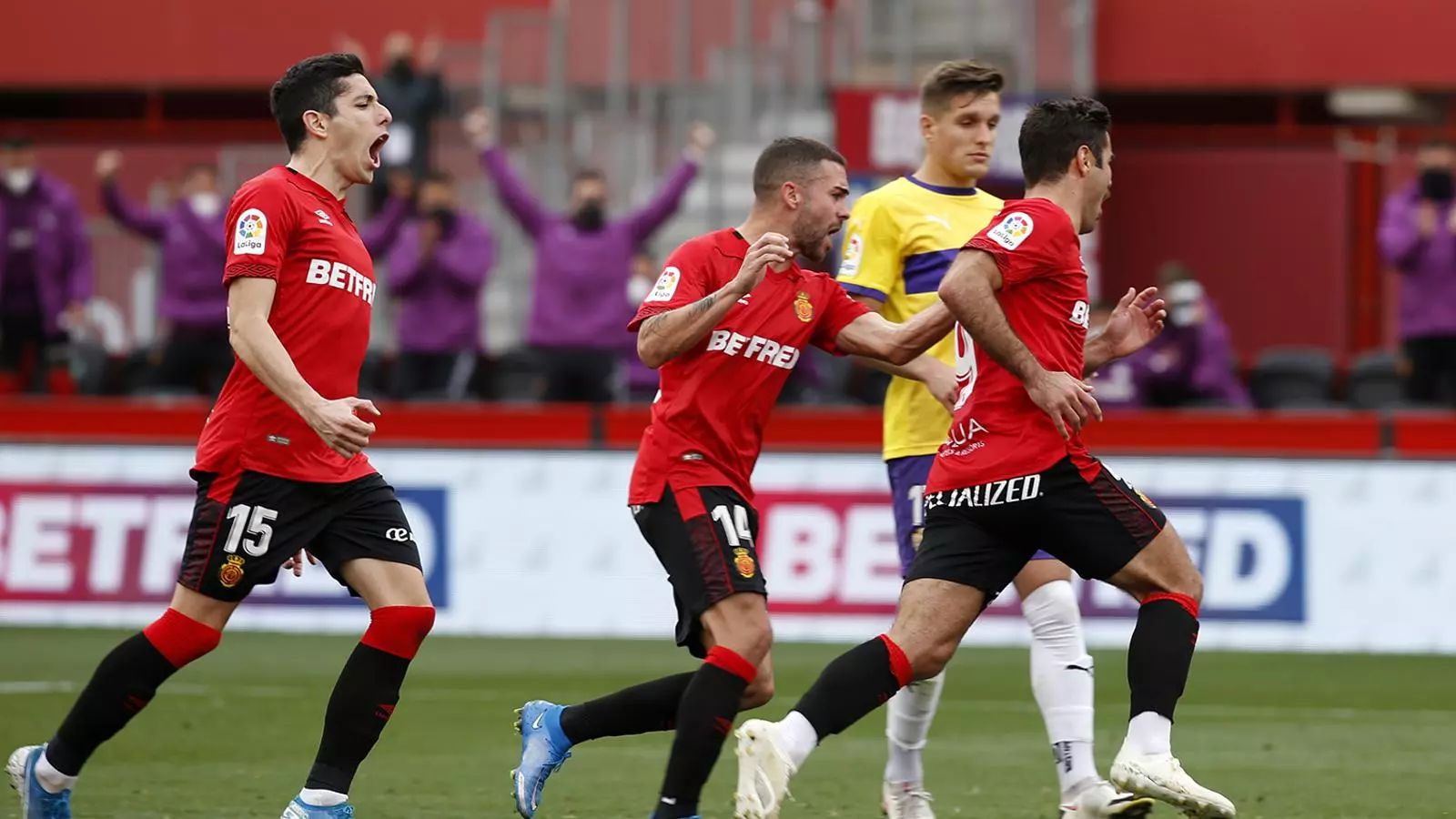 Abdón Prats celebra el gol amb Dani Rodríguez i Fran Gàmez
