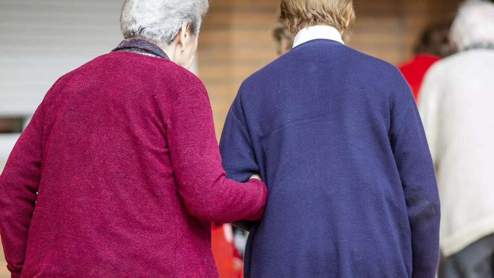Dues dones entrant a la residència on viuen, en una imatge d'arxiu