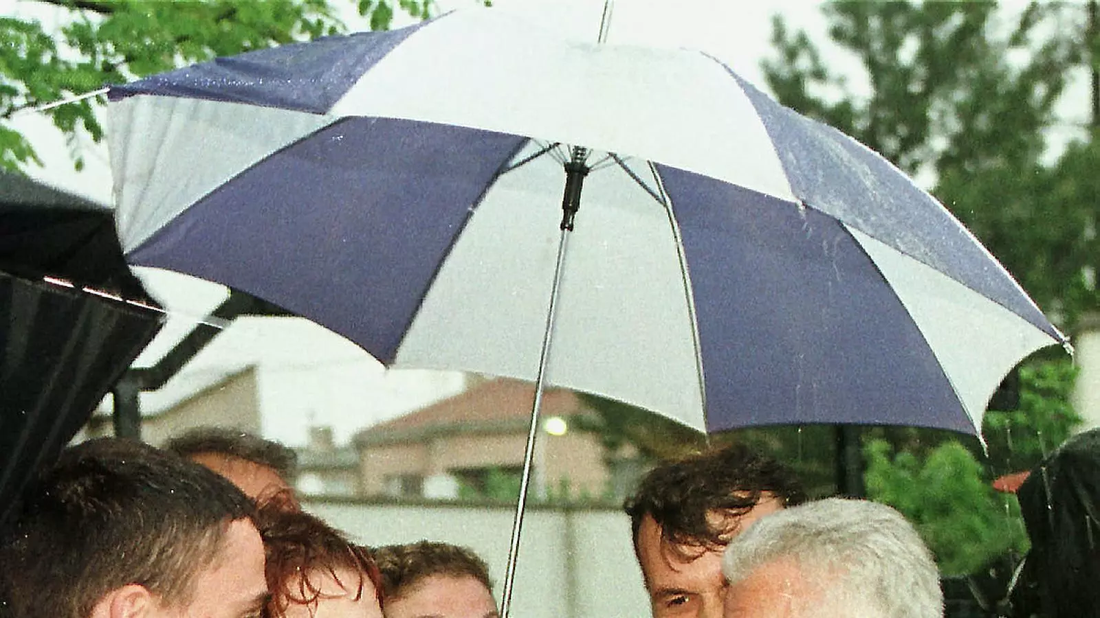 Fehmi Agani, amb gavardina sota el paraigua, parlant amb la premsa després d’una reunió de la Lliga Democràtica de Kosovo el maig del 1998, un any abans que el matessin.