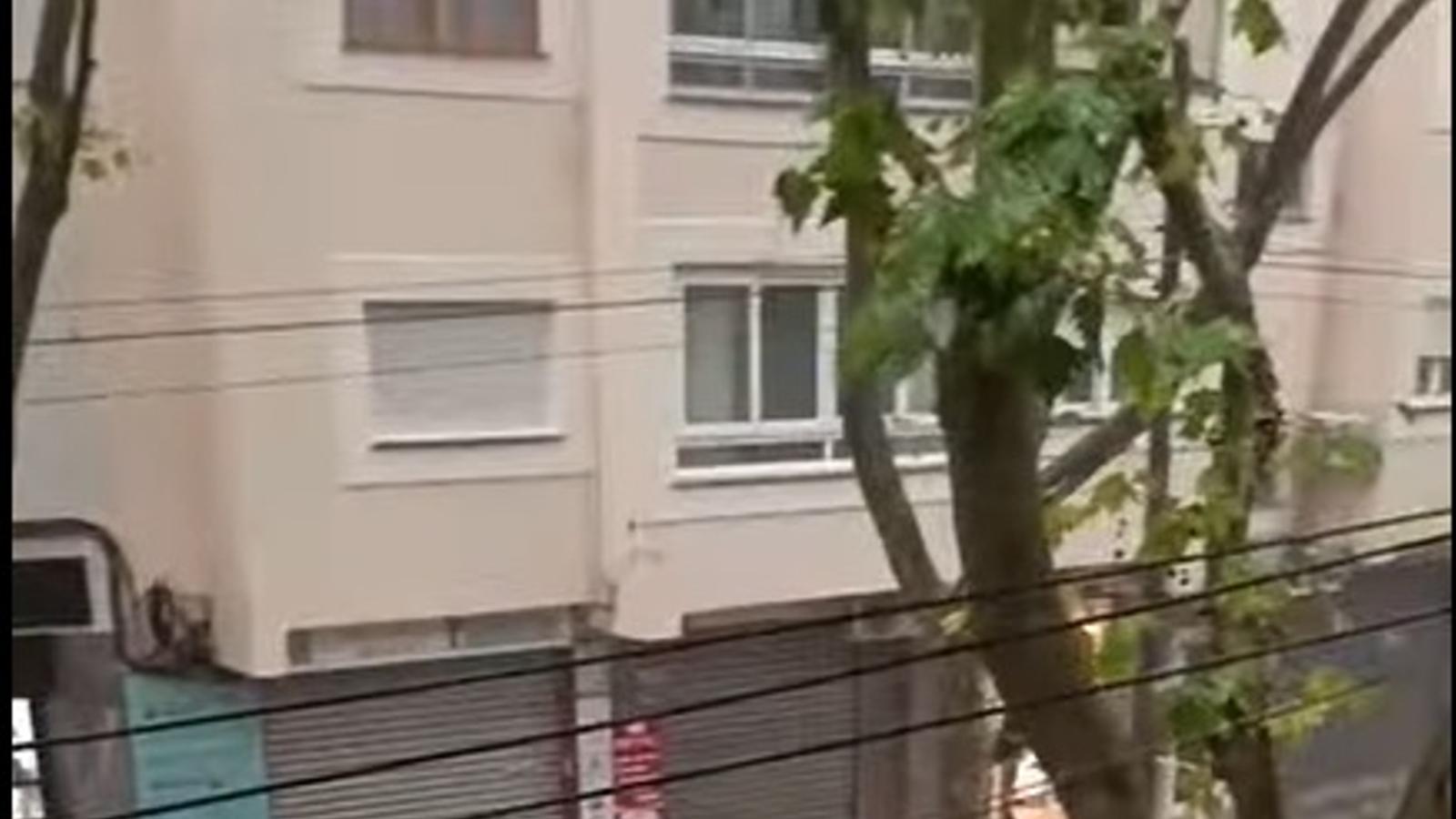 Un contenedor flotando en el Coll.