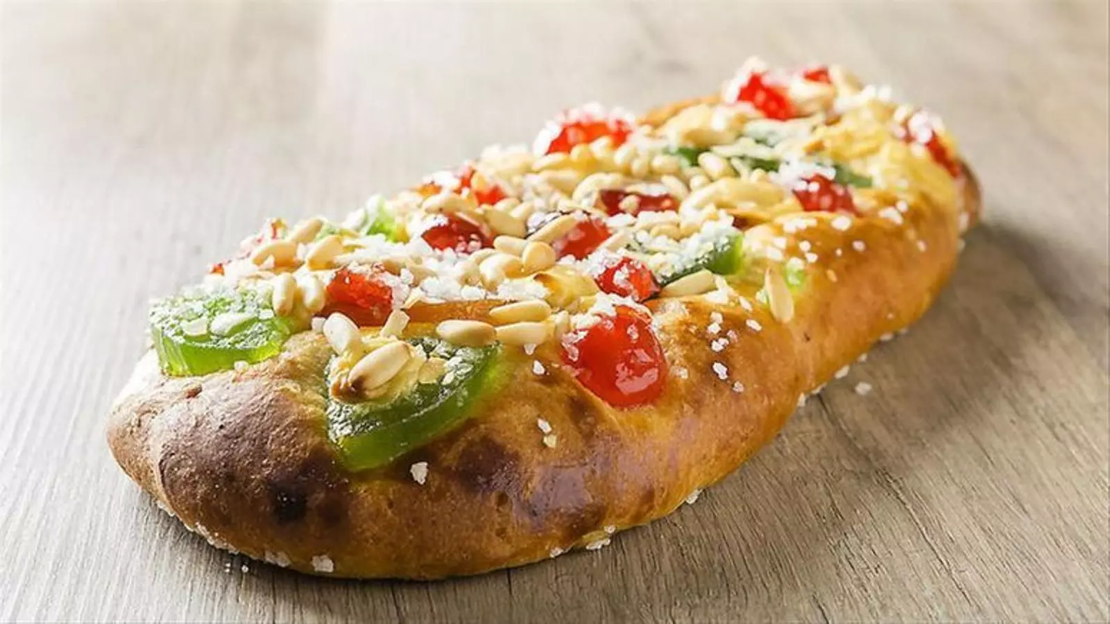 La coca de Sant Joan tradicional, amb fruita confitada i pinyons