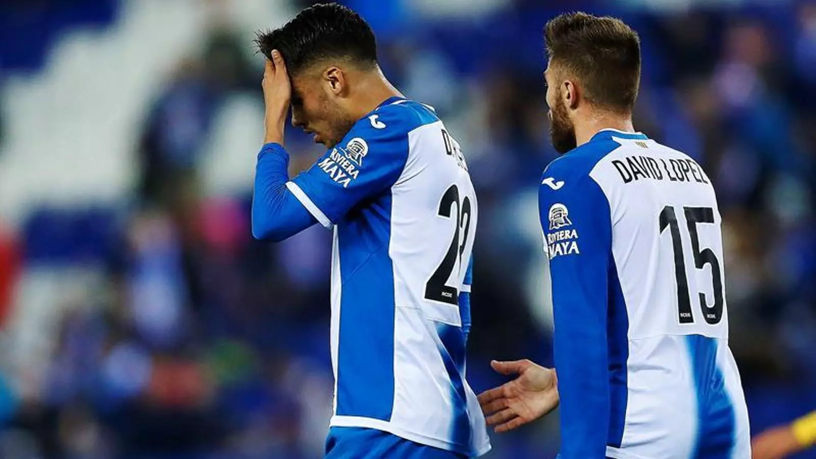 Diego Reyes i David López lamenten el gol de l'Alcorcón