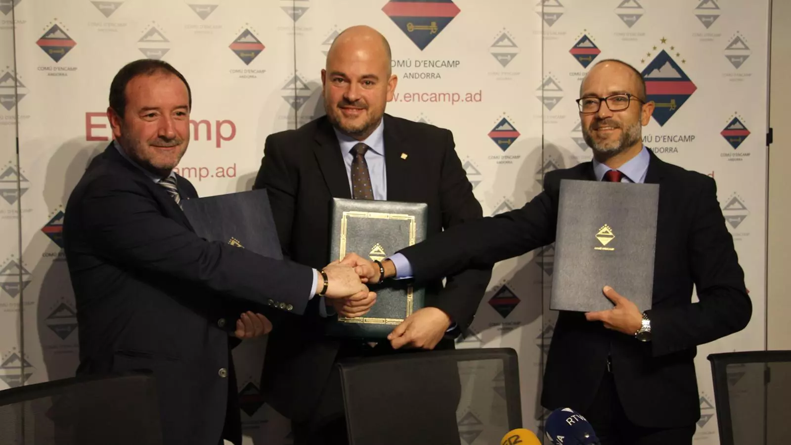 El cònsol major d'Encamp, Jordi Torres; el conseller de L'A+I, Jordi Troguet, i el conseller del PS+I, Joan Sans, moments previs a la celebració de la roda de premsa celebrada aquest dijous. / M. P. (ANA)