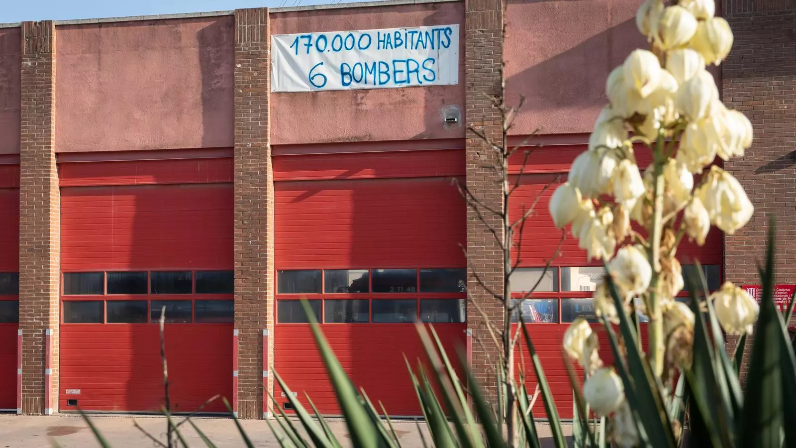 Una pancarta reivindicativa a l'exterior del parc de Bombers de Girona