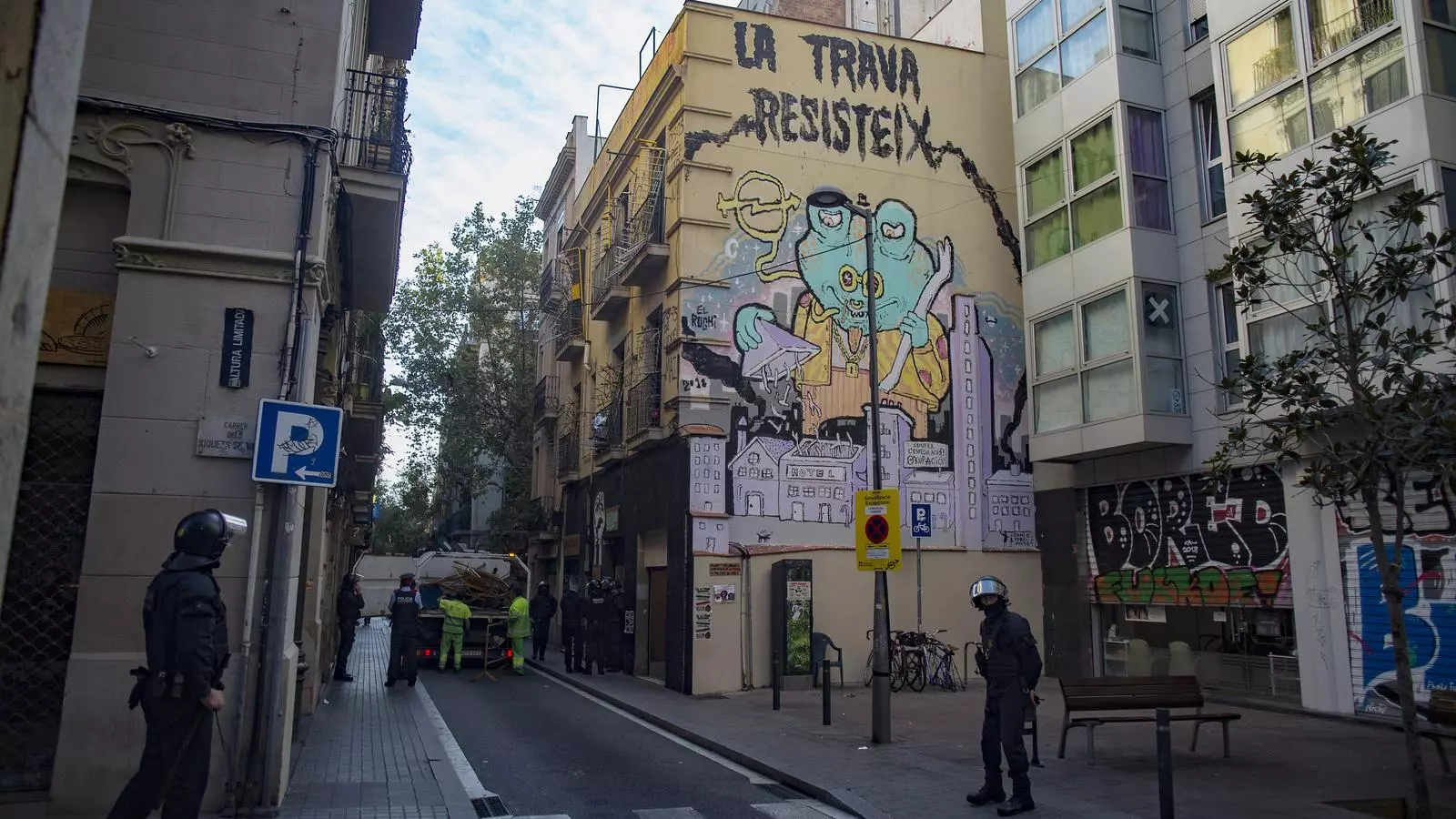 Panoràmica de Ca la Trava, el dia del desallotjament