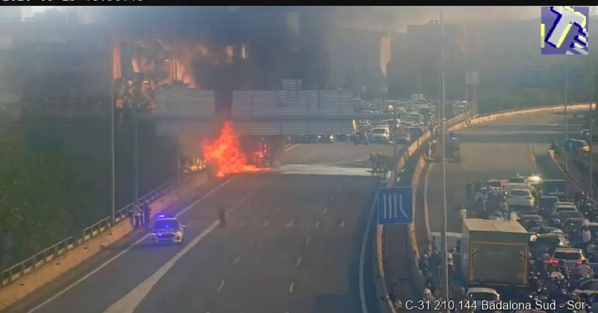 #ÚltimaHora | Un únic carril obert a la C-31 a Badalona per l'incendi d'un autocar