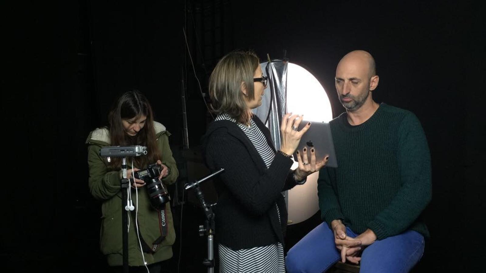L’actor Toni Gomila en l’enregistrament de Poètica 2.0 entonant els versos de Desolació de Joan Alcover i Auca de Rosselló-Pòrcel.