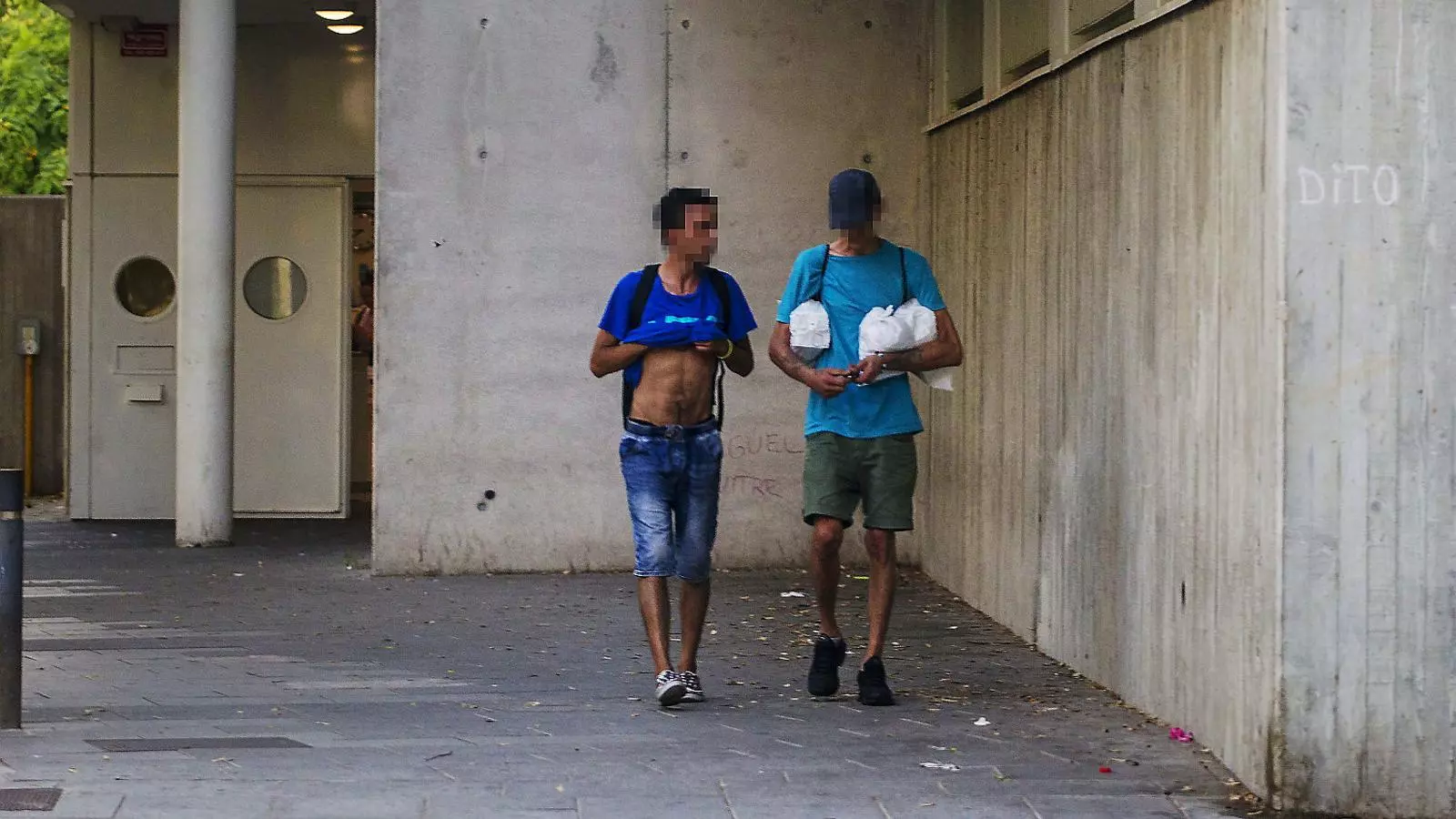 Dos usuaris sortint ahir de la sala de venopunció de la Mina.