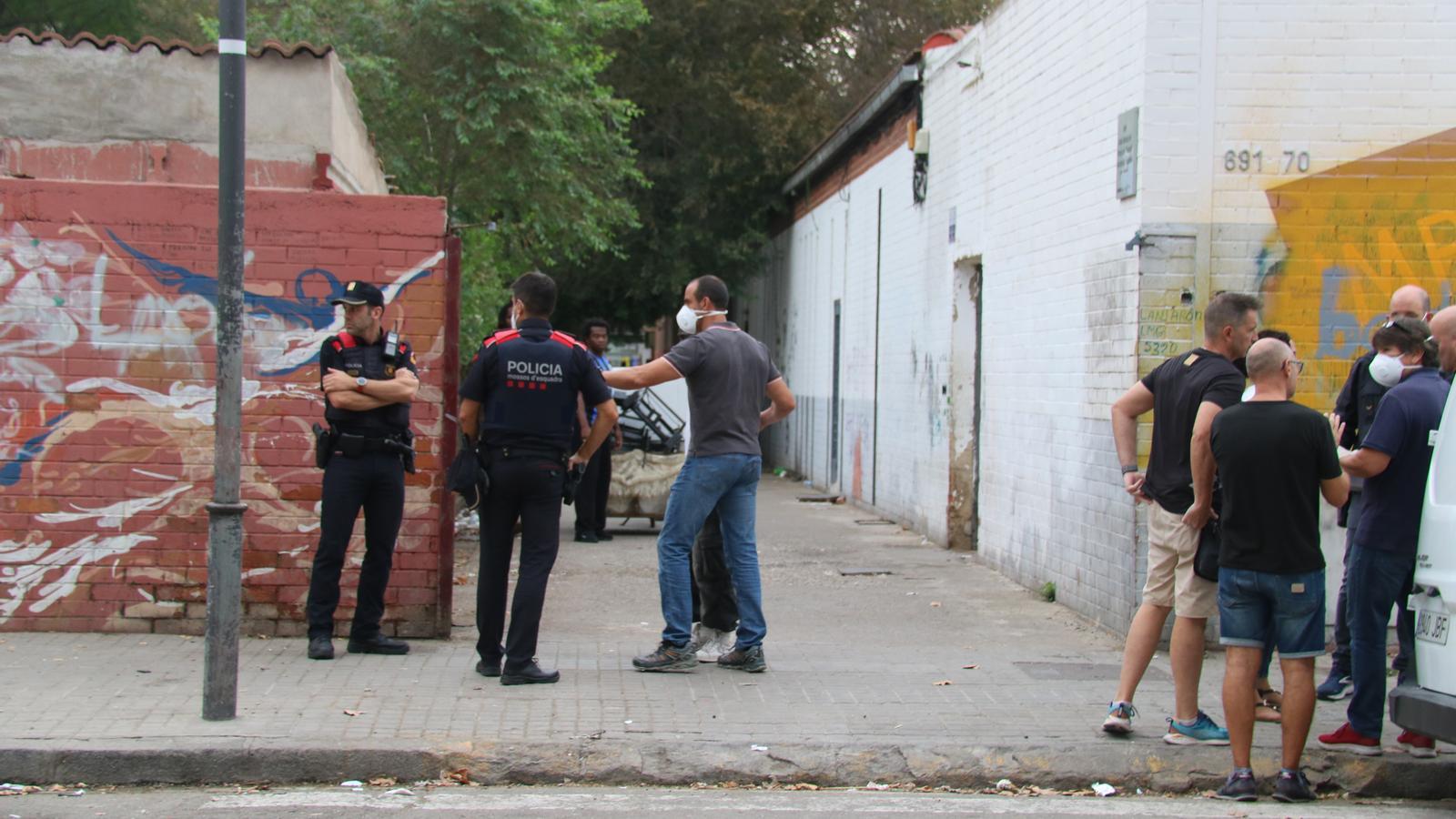 Mossos d'Esquadra officers at the entrance to the former B9 high school in Badalona this morning.