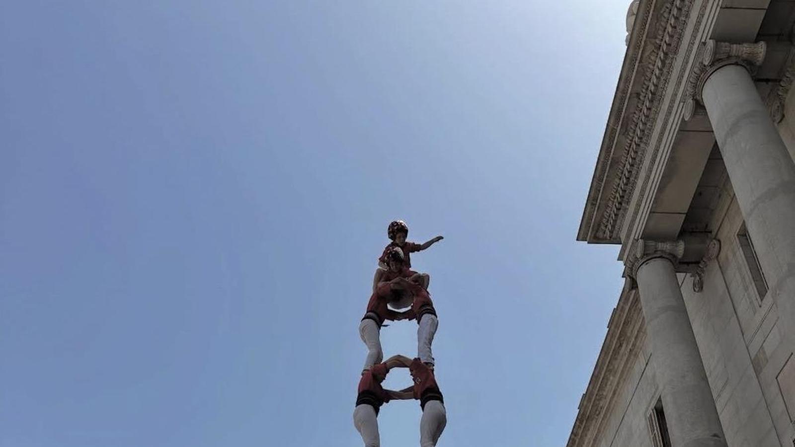 Los Castellers de Barcelona han descargado el primer 2d8f de la temporada