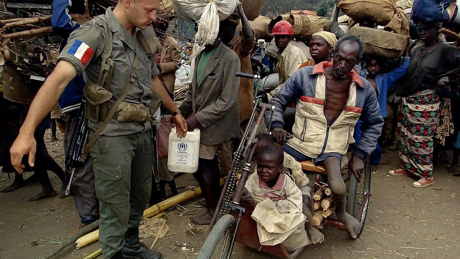 Un soldat francès davant de refugiats ruandesos en un pas fronterer cap a la República Democràtica del Congo el 1994.