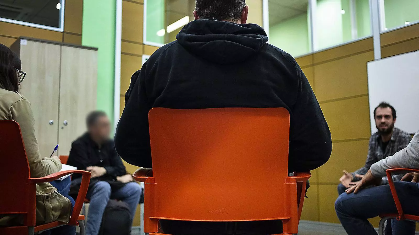 Sis maltractadors i dos terapeutes (un d’ells, l’únic que mostra la cara a la foto) es reuneixen cada setmana per fer teràpia de grup al barri de la Sagrera. A les sessions intenten treballar perquè els maltractadors redueixin les actituds violentes.