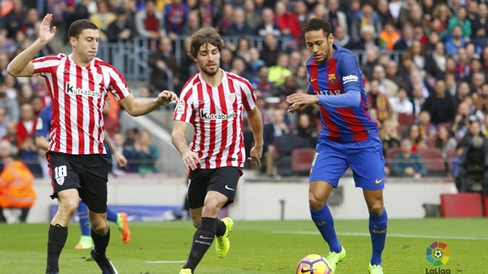 Yeray Álvarez disputa una pilota controlada per Neymar al Camp Nou
