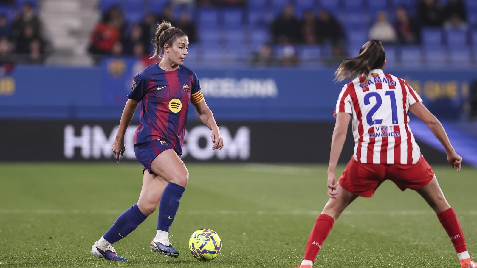 Alexia Putellas en una acción contra el Atlético de Madrid en el estadio Johan Cruyff