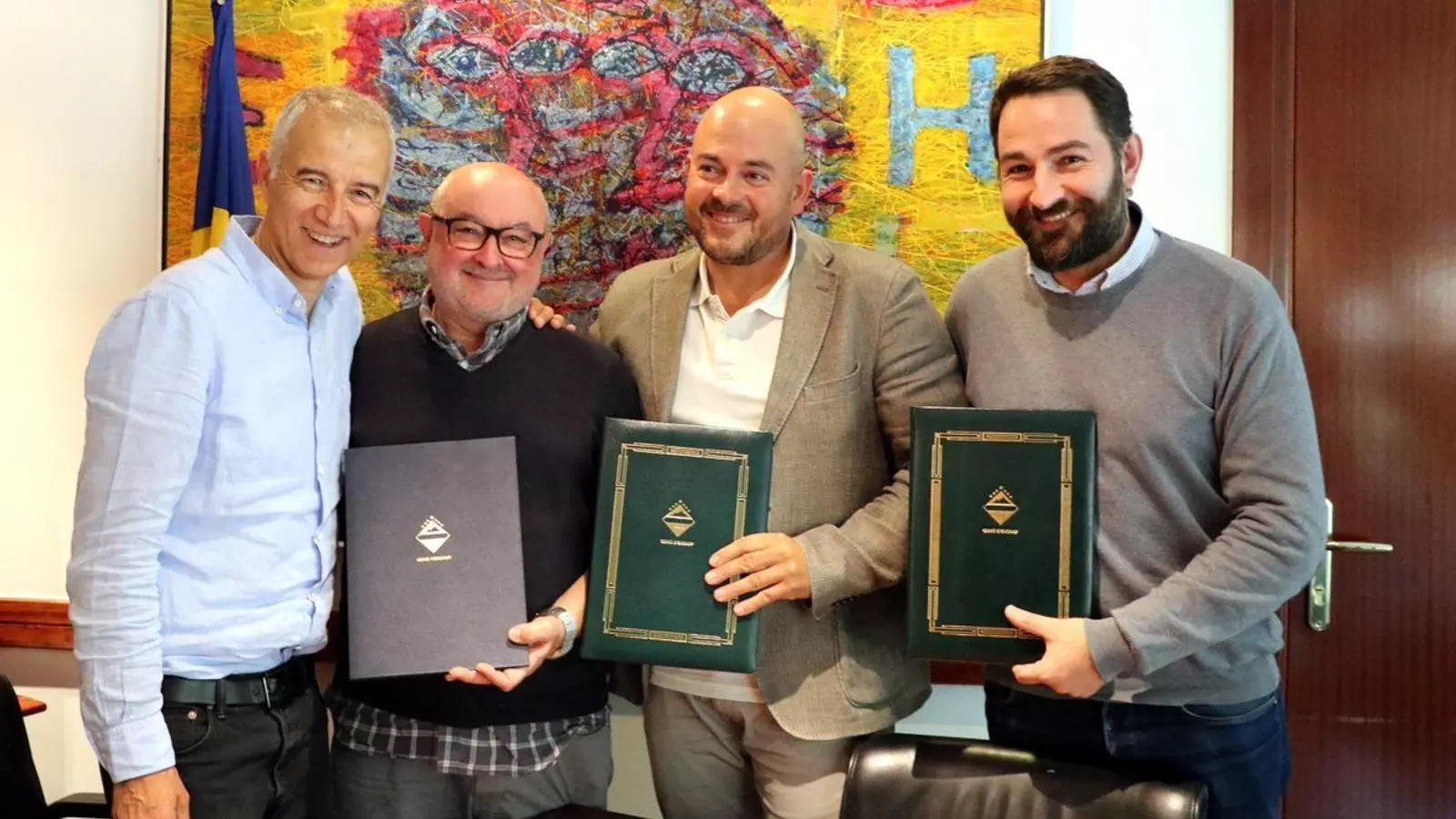 'esquerra a dreta, l'accionista majoritari de Saetde, Joan Viladomat; el representant del consell d'administració de Saetde Andreu Riba; el cònsol major d'Encamp, Jordi Torres, i el representant del consell d'administració del Funicamp Jordi Rogel, aquest dilluns a la tarda. / Comú d'Encamp