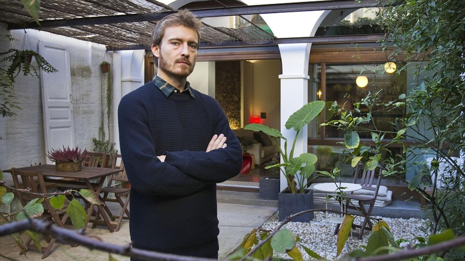 Carles Enrich, al jardí | PERE VIRGILI