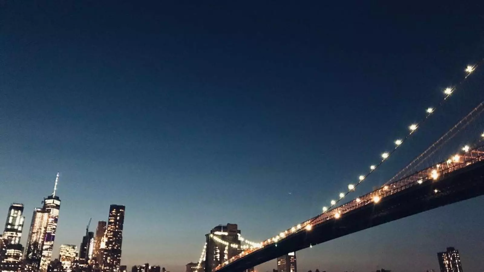 Els gratacels de Manhattan, de nit, vistos des de Brooklyn.