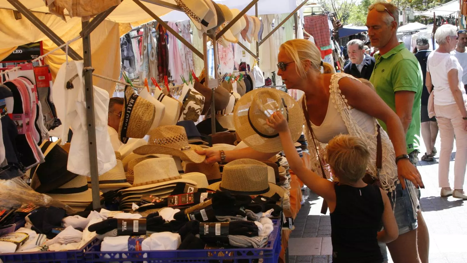 Molts turistes han visitat el Dijous Gros durant el matí i s'han interessat pels productes locals.
