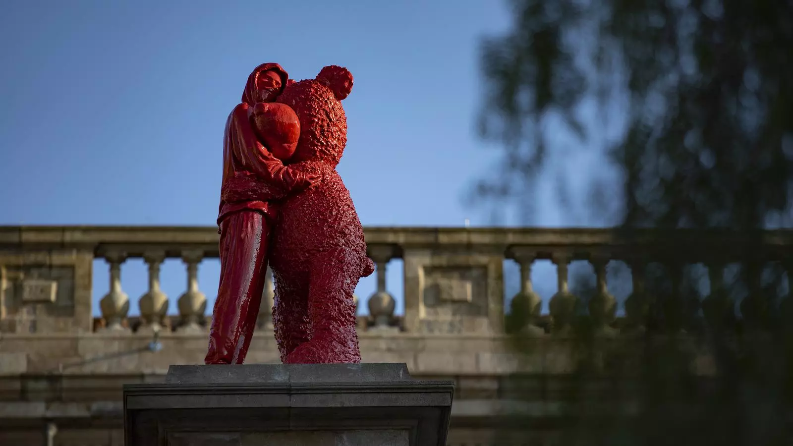 2Estatua d'art efimer un artista ha instal.lat una nova escultura a on hi havia l'estatua de l'esclavista Antonio Lopez Barcelona