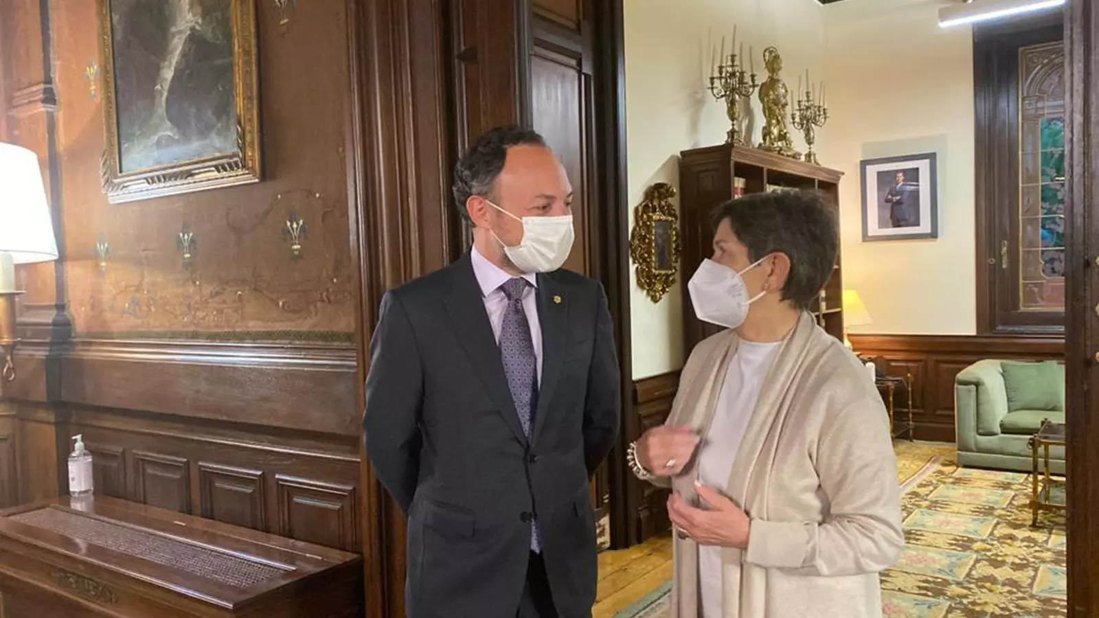 El cap de Govern, Xavier Espot i la delegada del govern espanyol a Catalunya, Teresa Cunillera, durant la seva trobada.