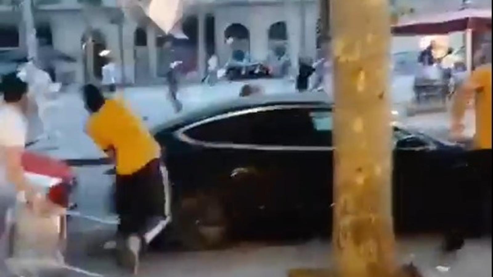 One of the moments of the fight recorded by one of the witnesses.