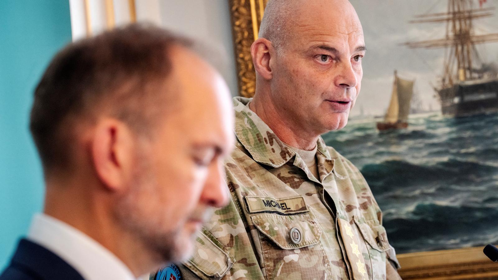 The Minister of Defense of Denmark, Jeppe Bruus, and the Chief of Defense, Michael Hyldgaard, in a press conference this Thursday.