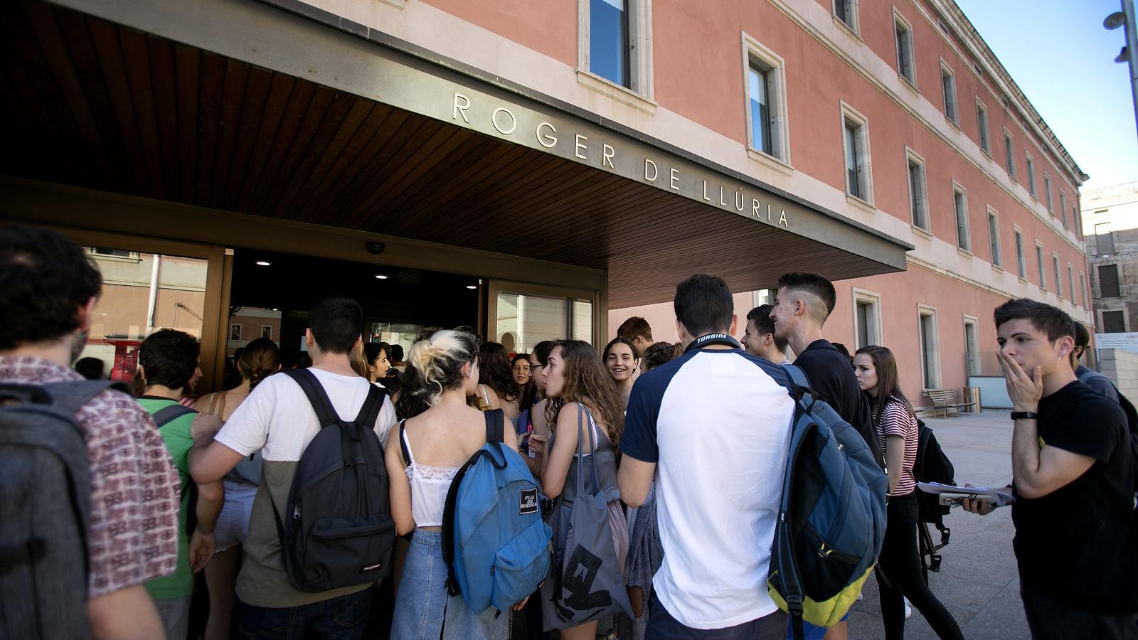 Un grupo de alumnos entrando a la facultad de la Pompeu Fabra