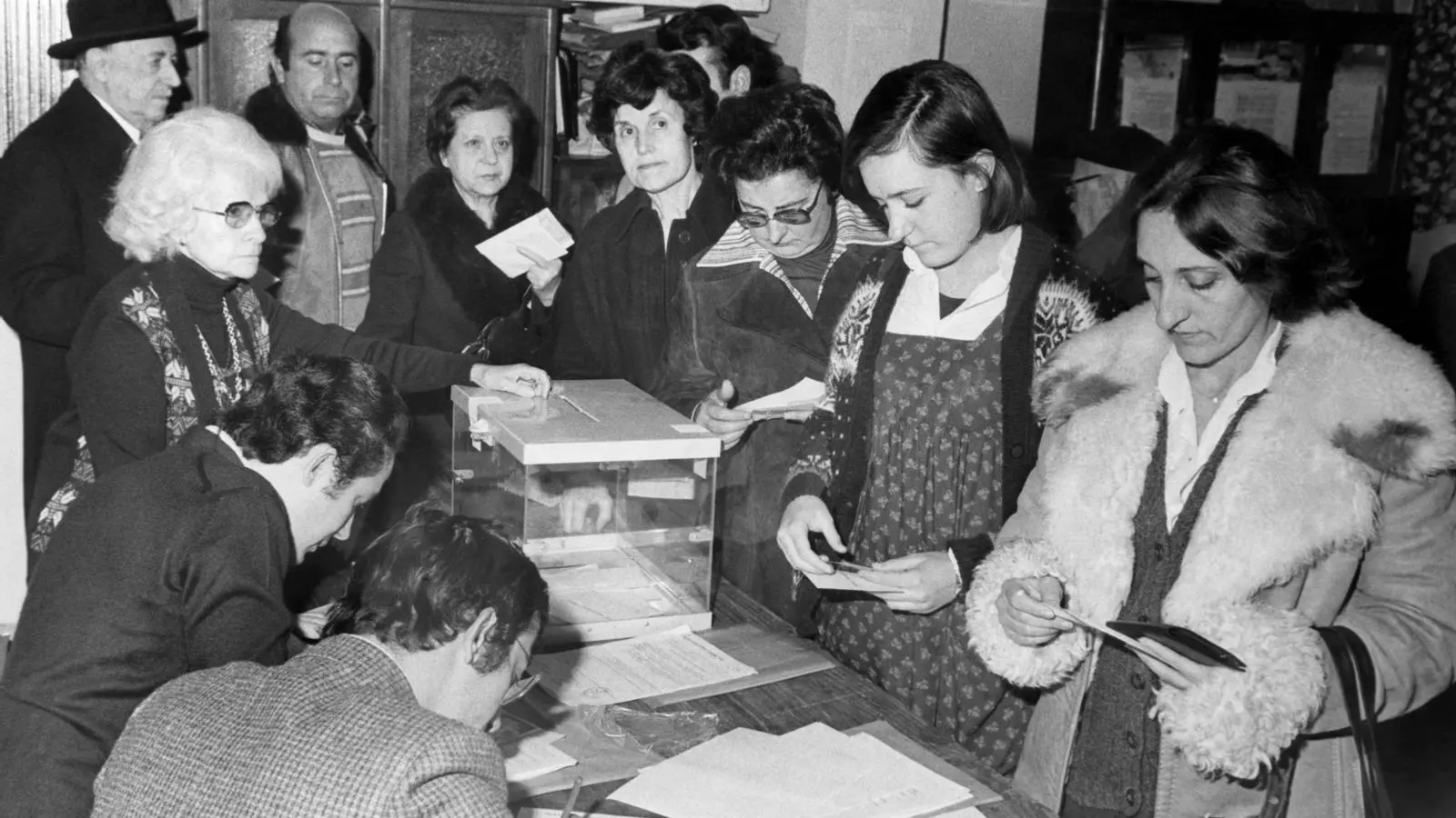 Ciutadans españoles votando el proyecto de Constitución el 6 de diciembre de 1978