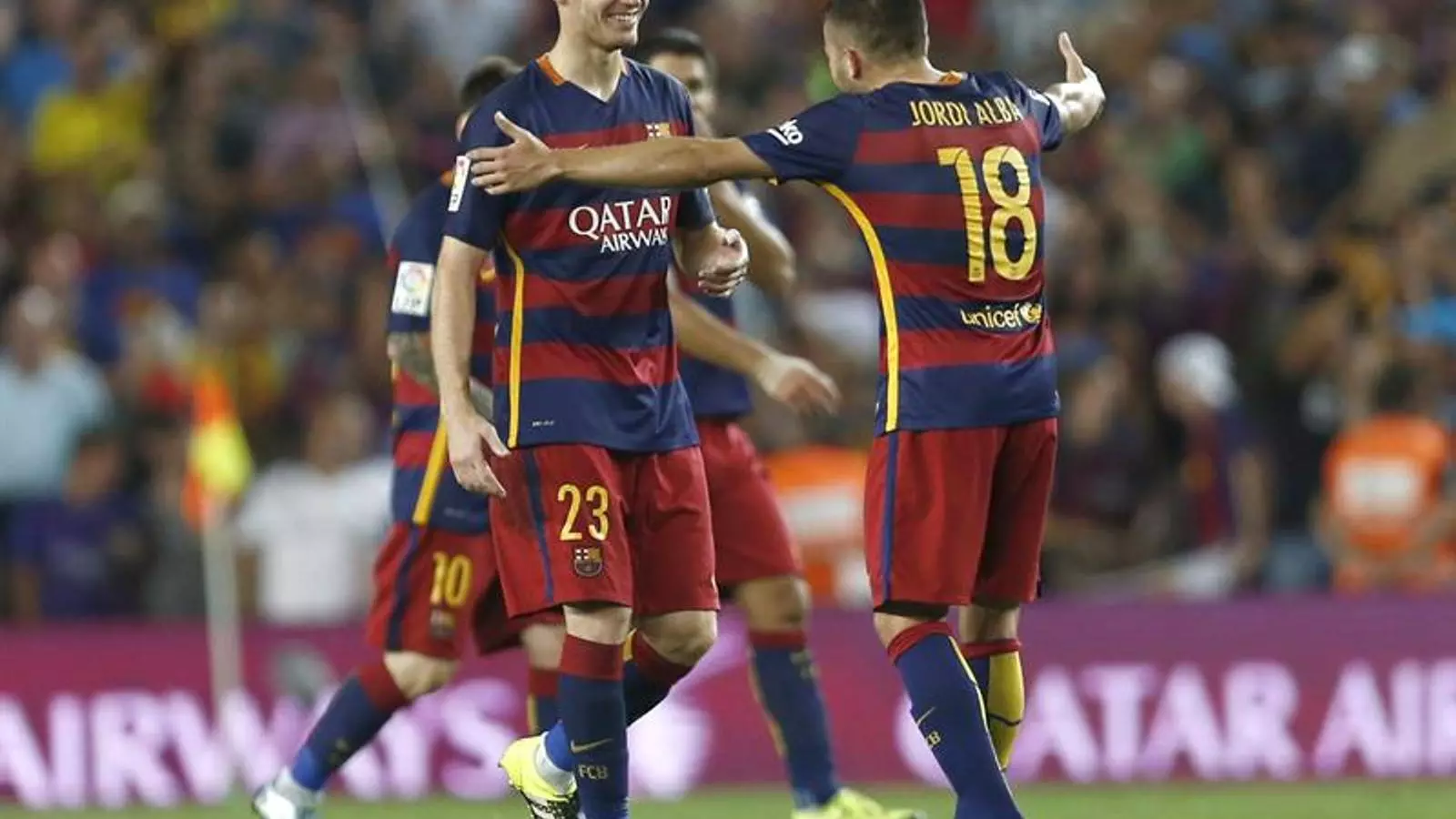 Vermaelen i Jordi Alba, celebrant el gol del belga