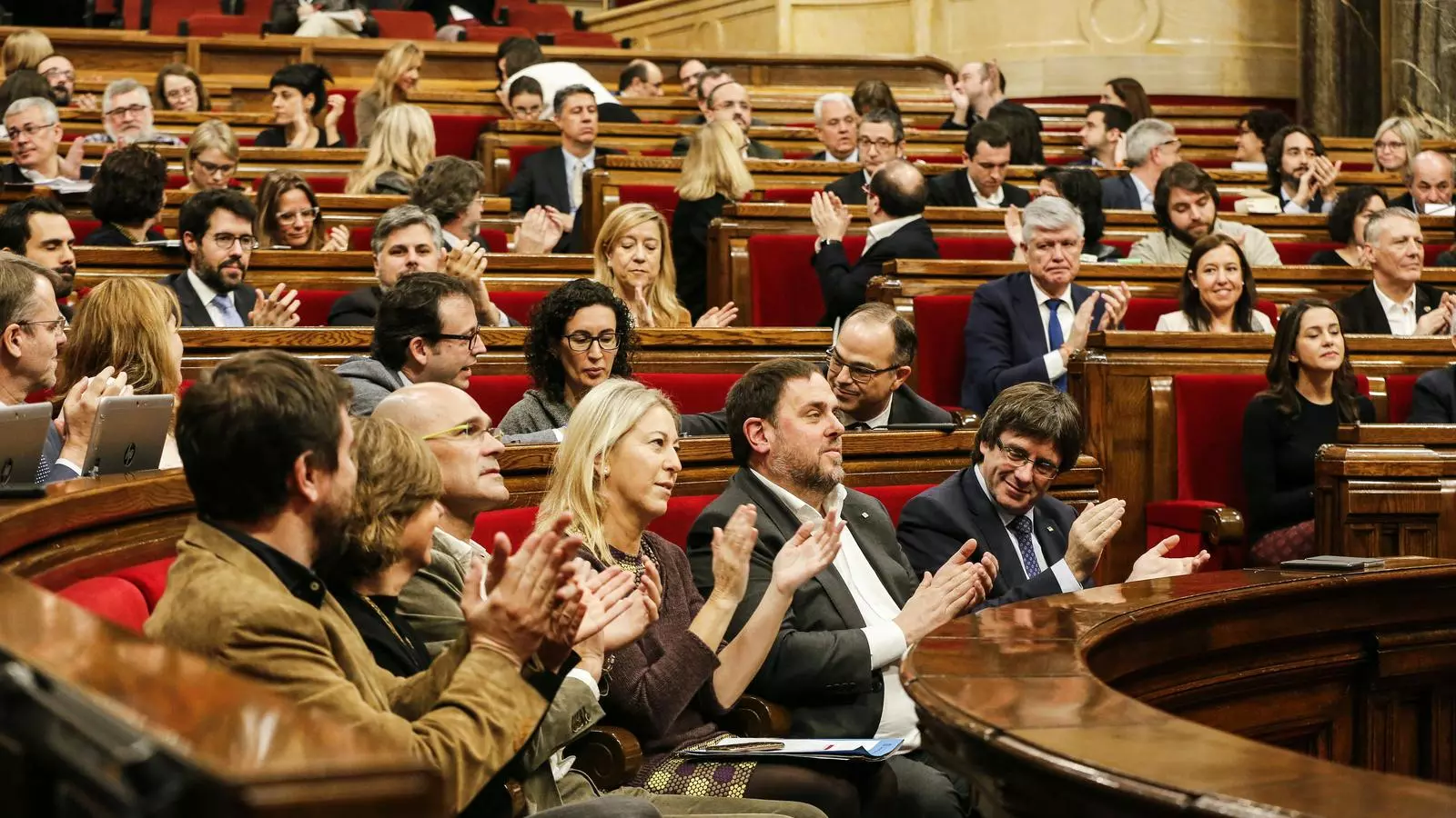 El Parlament celebra l'aprovació de la llei per unanimitat