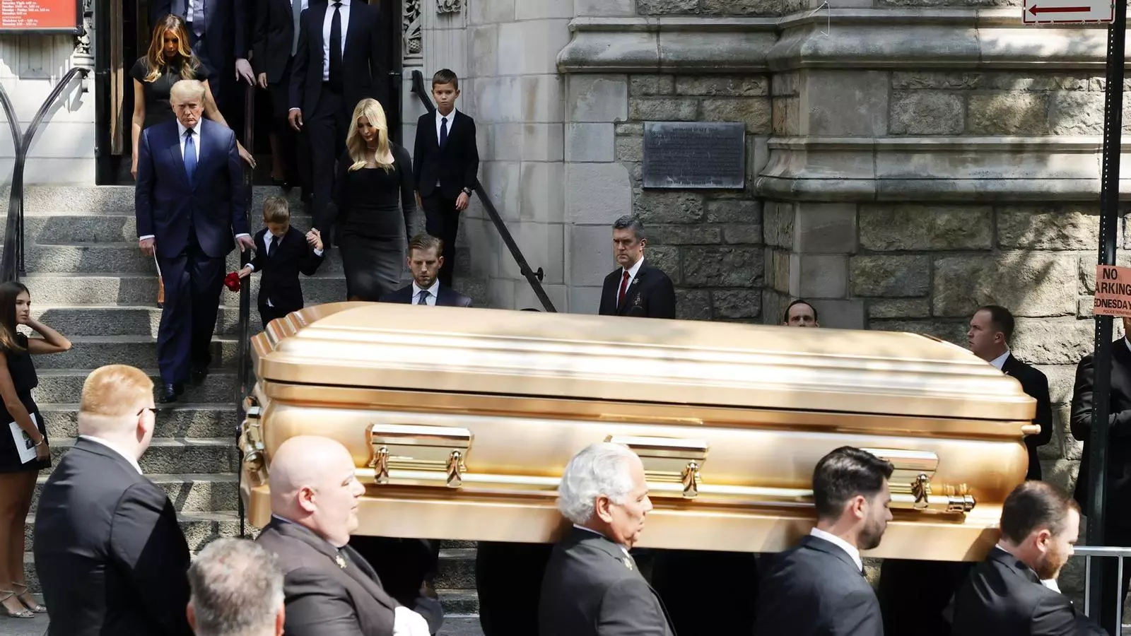Donald Trump i la seva fila Ivanka, en primer terme, sortint del funeral d'Ivana Trump