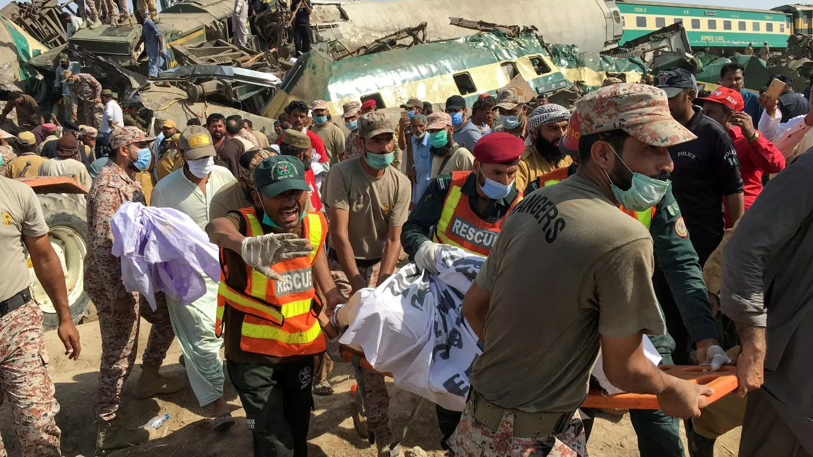 Personal d'emergències rescatant les víctimes de l'accident de tren al Pakistan
