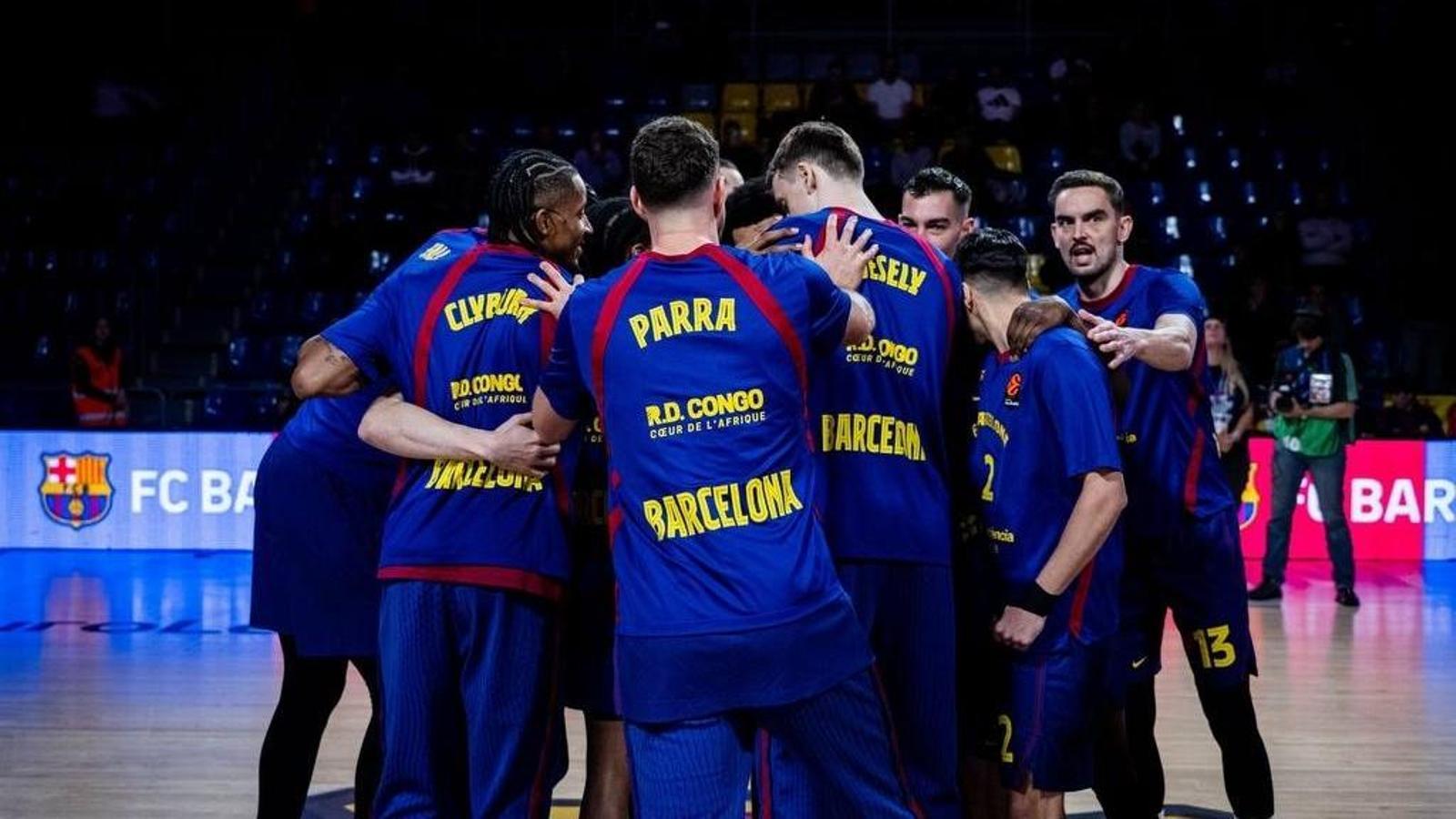The Barça basketball players close ranks on the court of the Palau Blaugrana