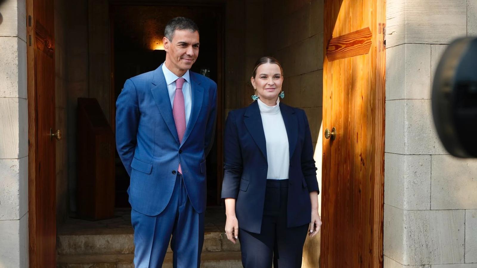 El president d'Espanya, Pedro Sánchez, i la presidenta del Govern, Marga Prohens, reunits al Consolat de Mar