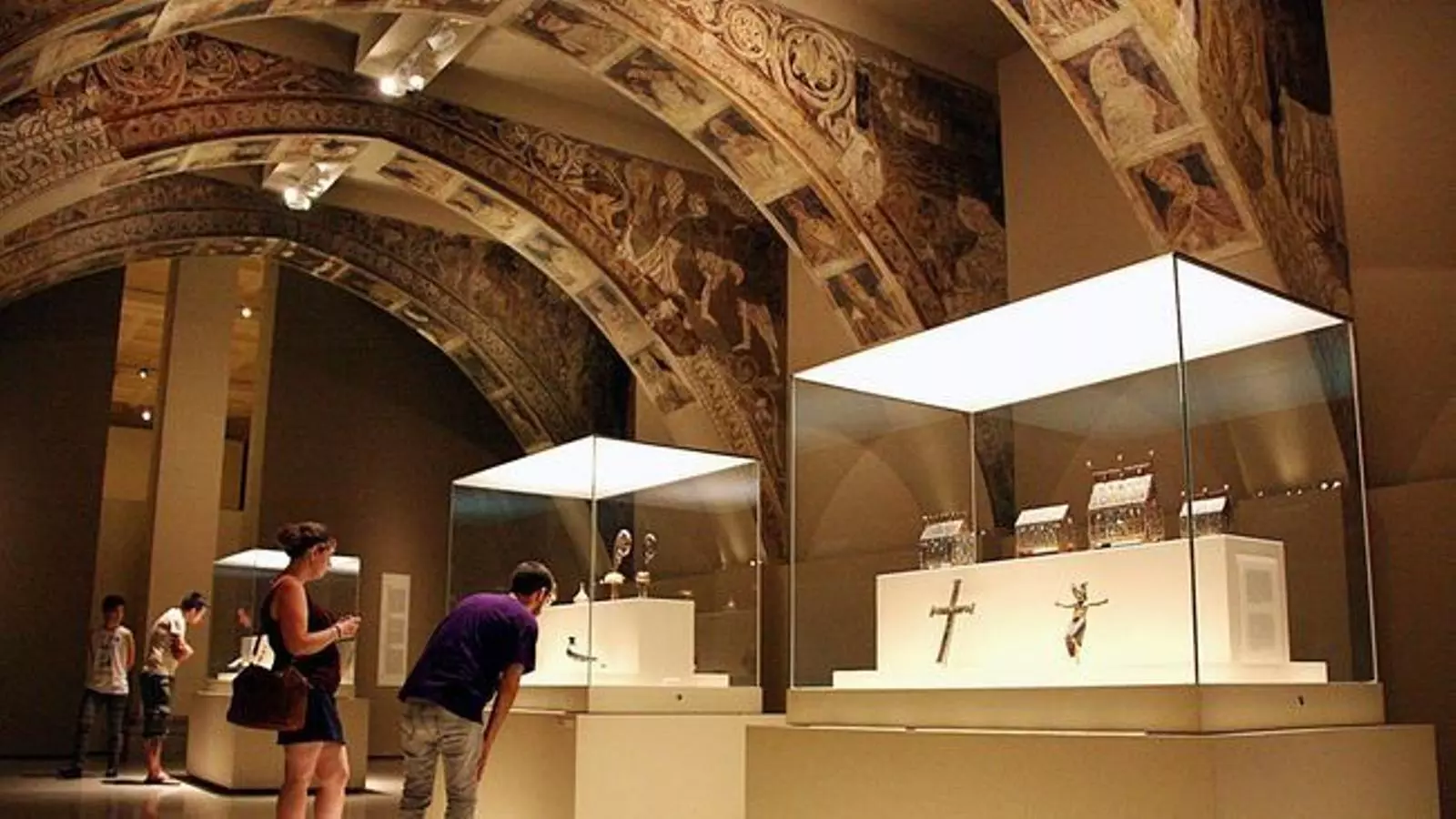 La sala del MNAC on hi ha els murals de Sixena. Els objectes es troben a les reserves del museu